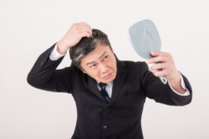 白髪を気にする男性：写真画像