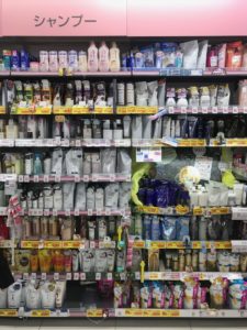 ドラッグストアのシャンプー売り場の写真画像