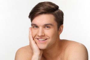 外国人の男性：肌：スキンケア：写真画像