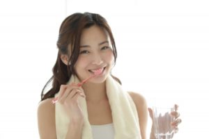歯磨きする女性の写真画像